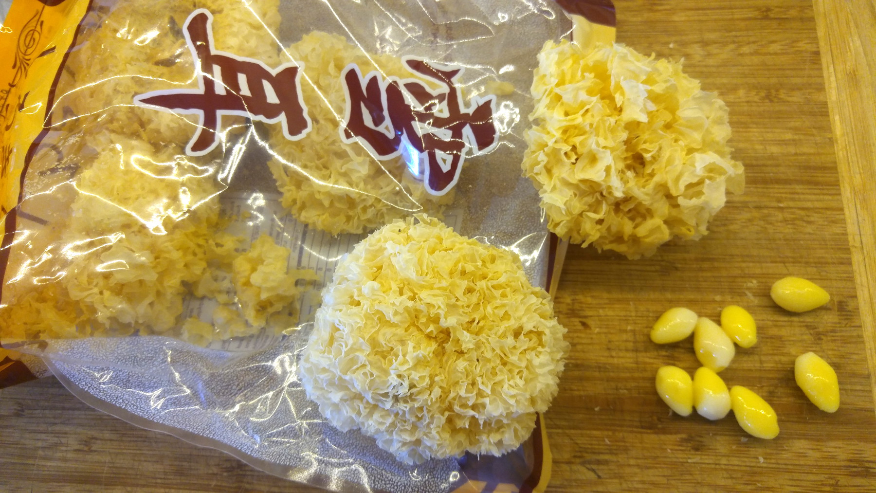 edible dried white fungus and ginkgo nuts